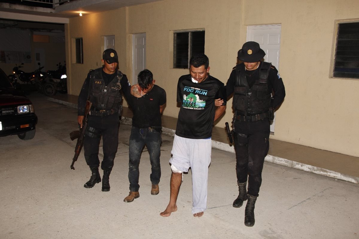 Esvin Ulices Xiru Pérez y Julio Israel Reyes Vásquez fueron detenidos en el barrio La Candelaria. (Foto Prensa Libre: Rigoberto Escobar)
