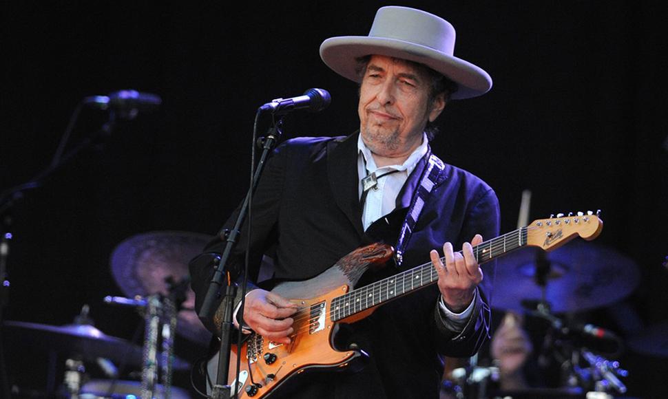 Bob Dylan tiene 59 años de trayectoria musical. En este tiempo ha recibido numerosos premios, entre ellos un Pulitzer, la Medalla Nacional de las Artes y el Nobel de Literatura. (Foto Prensa Libre: AFP).