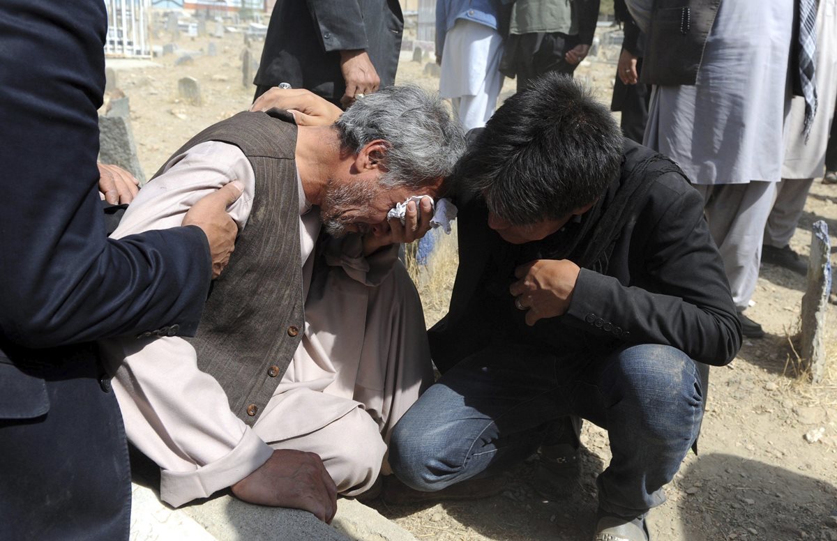Un hombre llora la muerte de su familiar en el atentado. (Foto Prensa Libre: EFE).