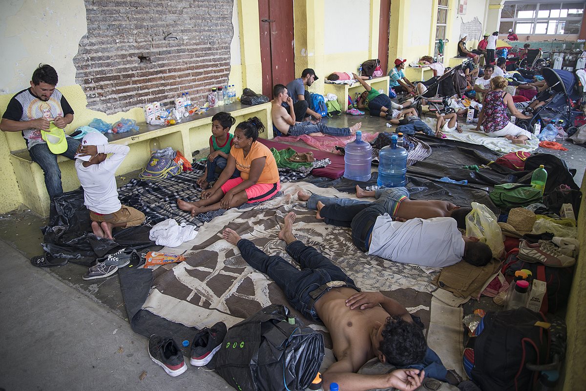 Los migrantes hondureños han enfrentado múltiples inconvenientes en su travesía que los hace sufrir no solo física sino también psicológicamente. (Foto Prensa Libre: EFE)
