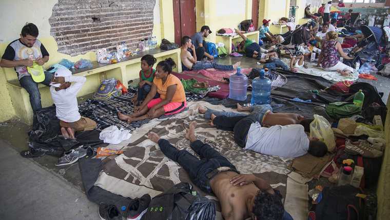 Los migrantes hondureños han enfrentado múltiples inconvenientes en su travesía que los hace sufrir no solo física sino también psicológicamente. (Foto Prensa Libre: EFE)