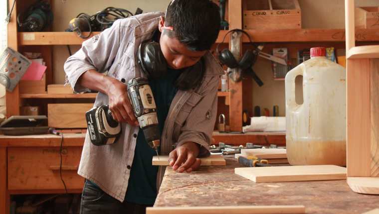 Talleres de carpintería son impartidos a vecinos de Santa Cruz La Laguna, Sololá, en busca de promover el desarrollo local. (Foto Prensa Libre: Cortesía)