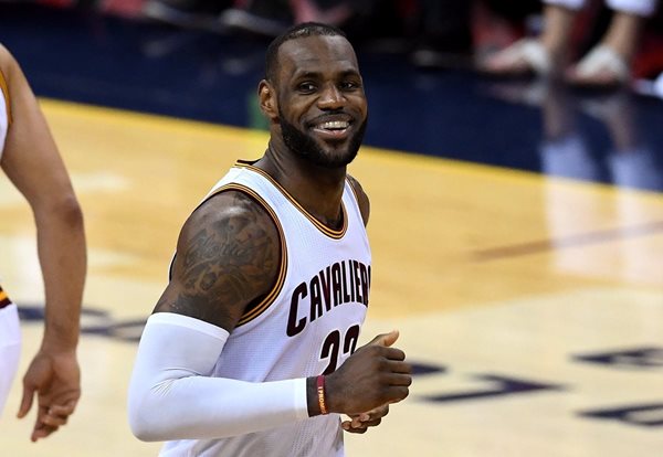 LeBron James volvió a sonreir, después de conducir a los Cavaliers a su tercer triunfo contra los Warriors y empatar 3-3 la serie final de la NBA (Foto Prensa Libre: AFP)