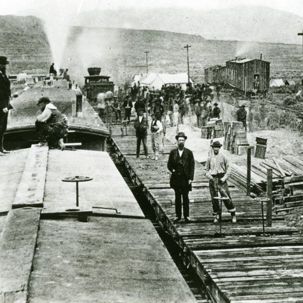 Esta foto de abril de 1869 muestra un campamento en Utah durante los trabajos de construcción del primer ferrocarril transcontinental de EE.UU. GETTY IMAGES