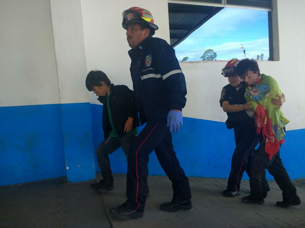 Los niños fueron llevados al Hospital Nacional de Chimaltenango por los Bomberos Municipales Departamentales. (Foto Prensa Libre: Víctor Chamalé)