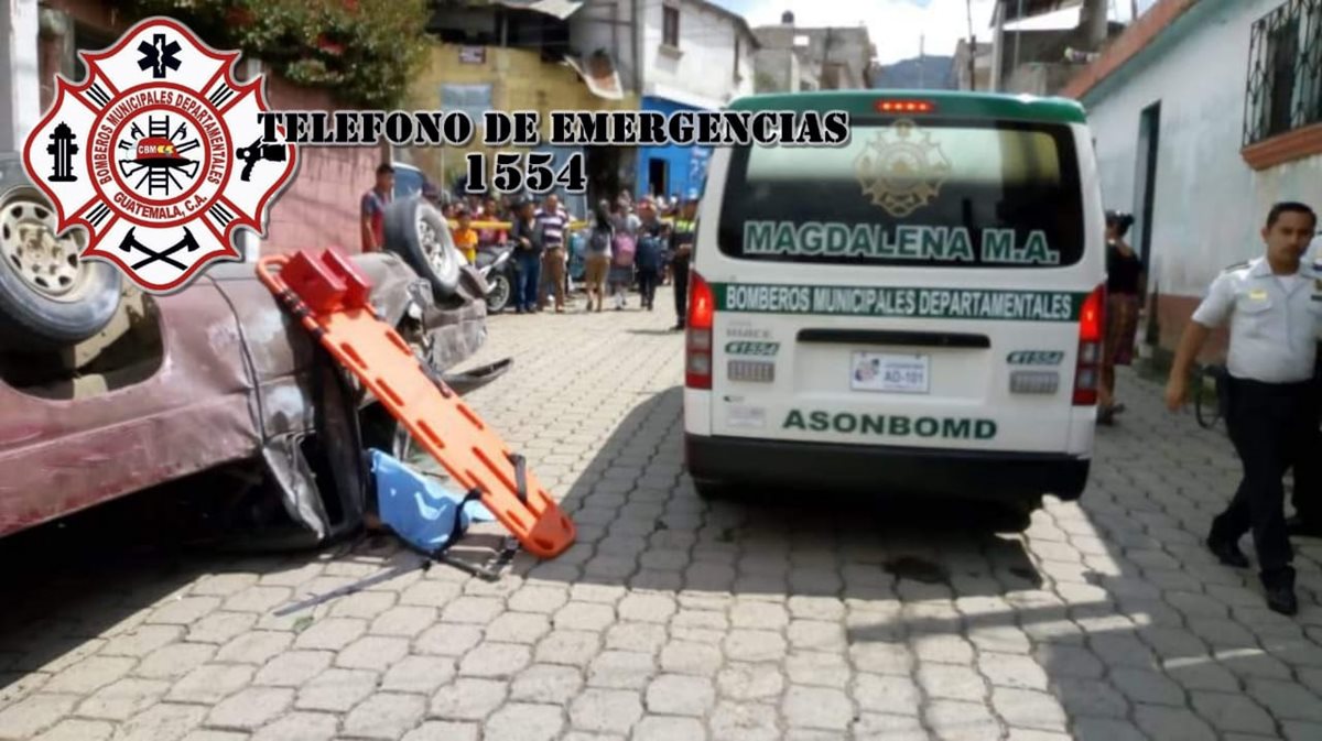 Por fallas en el sistema de frenos, el picop volcó en la zona 1 de Magdalena Milpas Altas, Sacatepéquez. (Foto Prensa Libre: Cortesía CBMD)