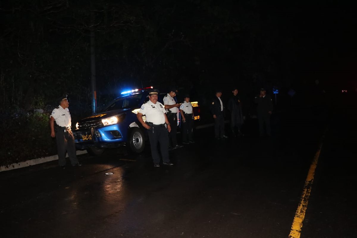 La Policía Nacional Civil resguarda el área de las correntadas. (Foto Prensa Libre: Carlos Paredes)