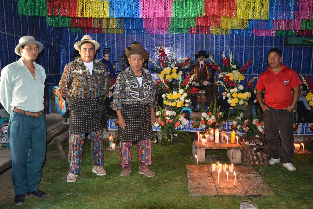 Feligreses participan en las actividades en honor de San Simón que se celebra cada 28 de octubre.(Foto Prensa Libre: Édgar Sáenz).