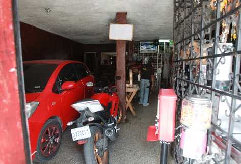 Investigadores policiales recaban información en la escena del crimen, en la colonia Villalobos 1.