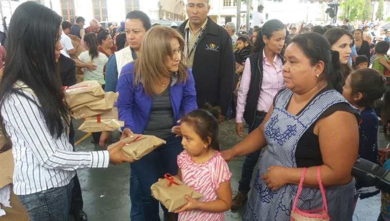 Patricia Marroquín de Morales, esposa del presidente Jimmy Morales, entrega juguetes a niños de San Miguel Dueñas, Sacatepéquez. (Foto Prensa Libre: Renato Melgar)
