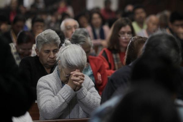 Decenas de personas asisten al Templo Santo Domingo. (Foto Prensa Libre: Edwin Bercián)