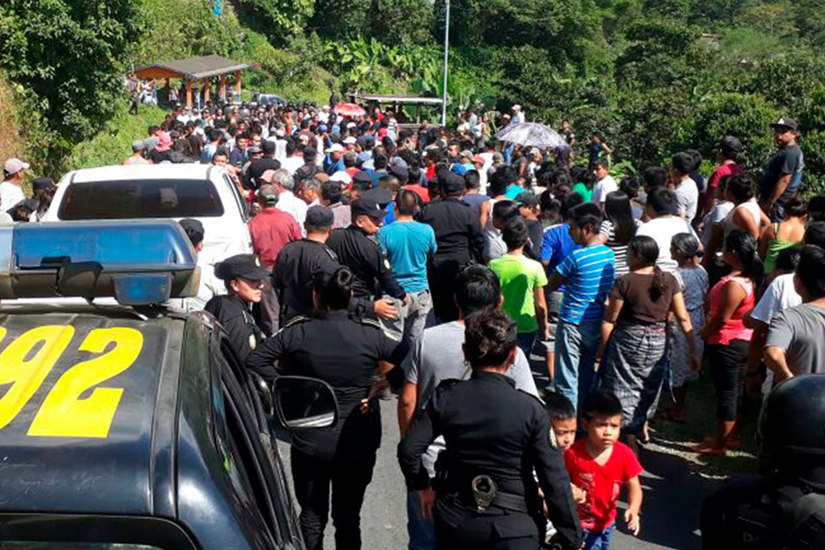 Unas 200 personas de El Porvenir, San Pablo, San Marcos, retuvieron por varias horas a fiscales del MP y agentes de la PNC. (Foto Prensa Libre: Whitmer Barrera)
