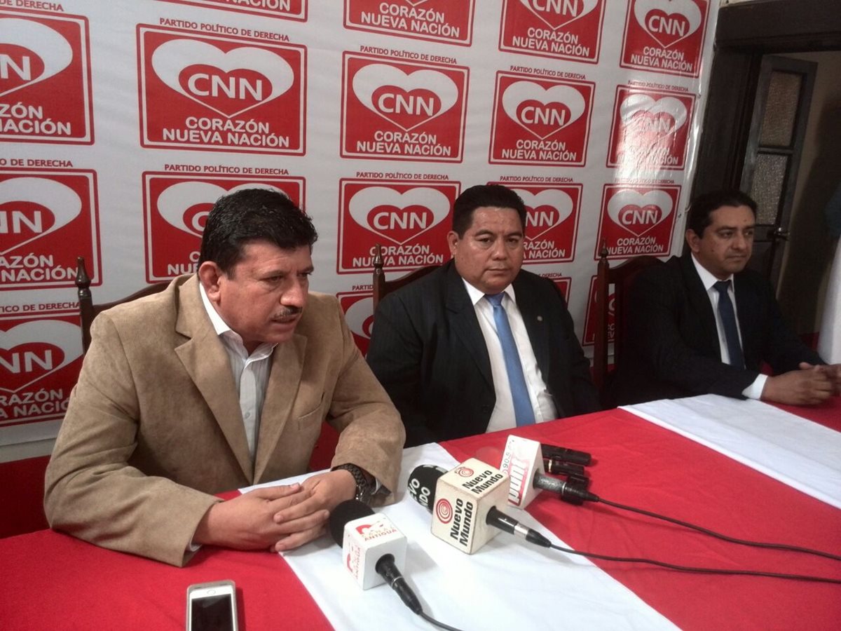 Otto Bernal y Mario Chu se presentan como candidatos a la presidencia por CNN. (Foto Prensa Libre: P. Raquec)