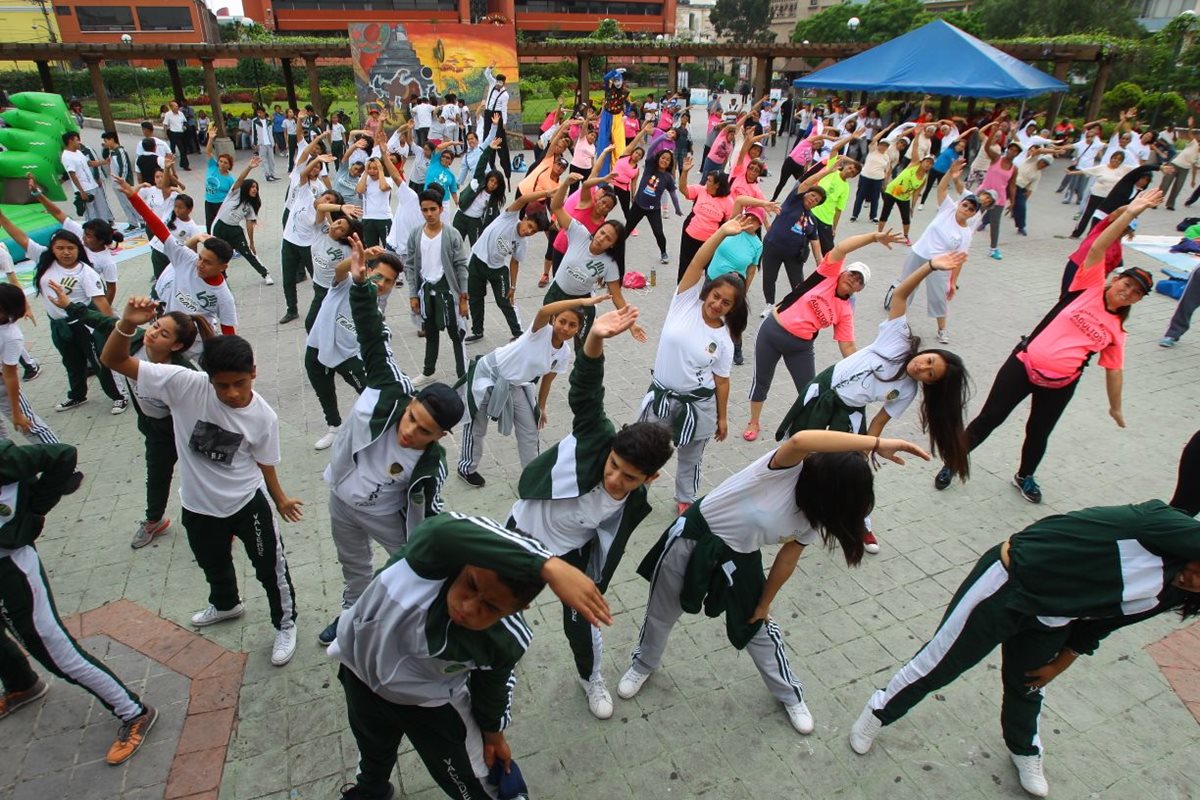 Estudiantes realizan ejercicios en el parque Enrique Gómez Carillo. (Foto Prensa Libre: Álvaro Interiano)