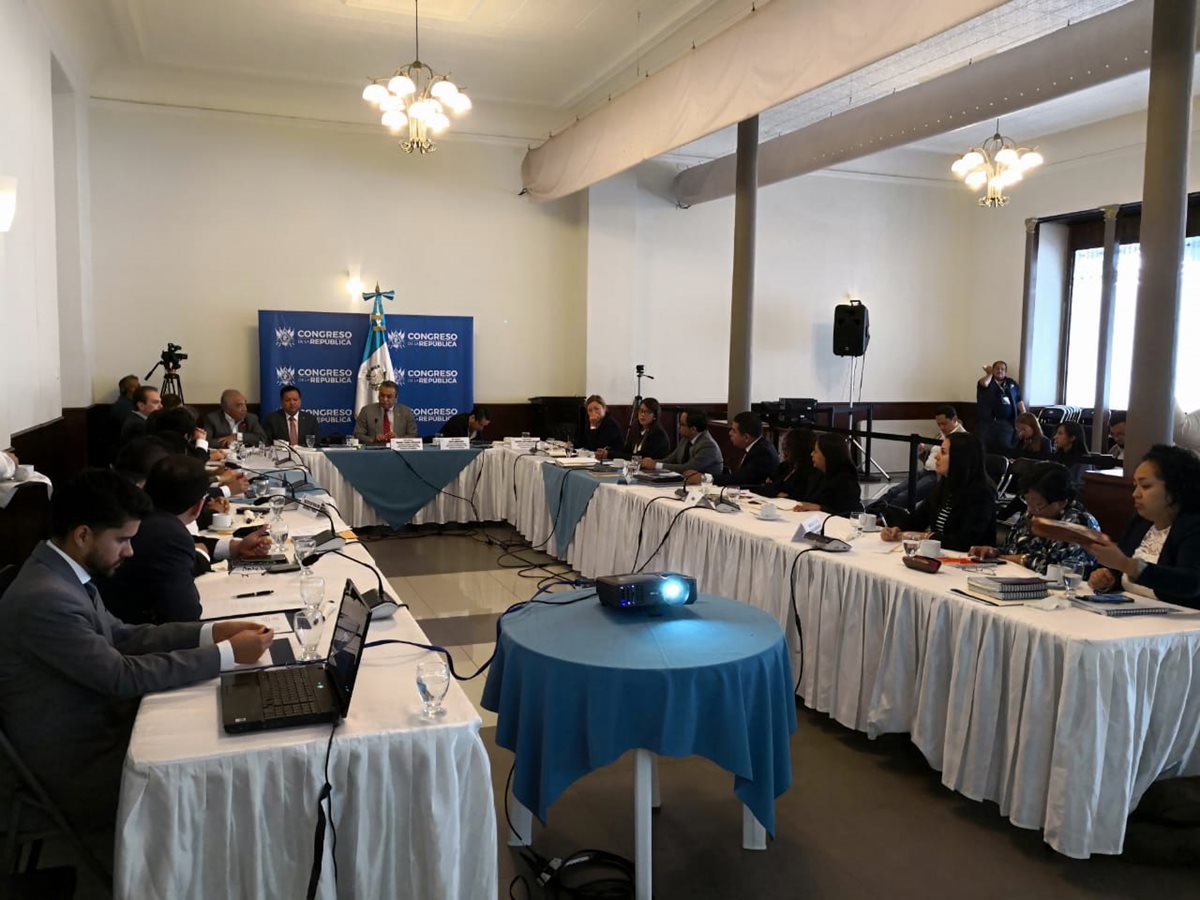 La Comisión Específica para analizar la iniciativa de ley de aceptación de cargos se reunió este jueves en el Congreso. (Foto Prensa Libre: Carlos Álvarez)