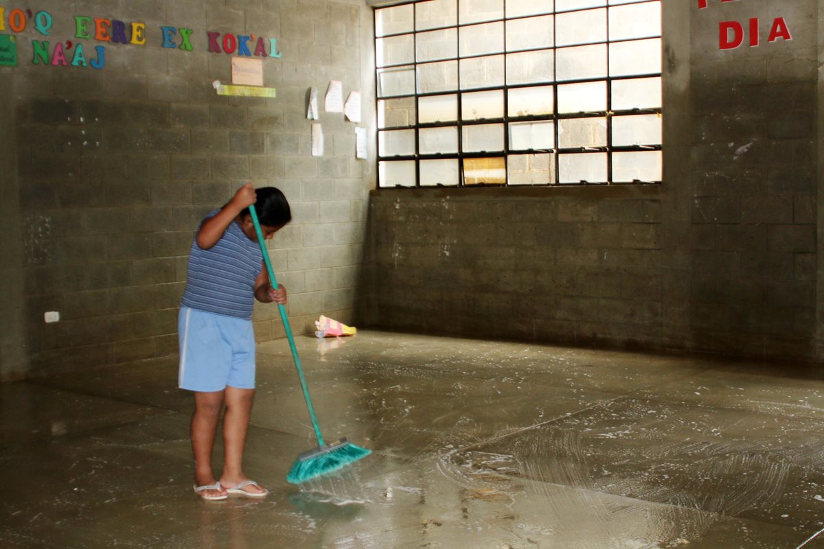 Una estudiante de la escuela de la aldea Chajsaquil limpia su aula. (Foto Prensa Libre: Eduardo Sam)