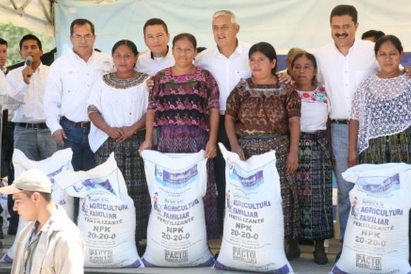 El presidente Otto Pérez Molina supervisó la entrega de fertilizantes. (Foto Prensa Libre: Scspr)