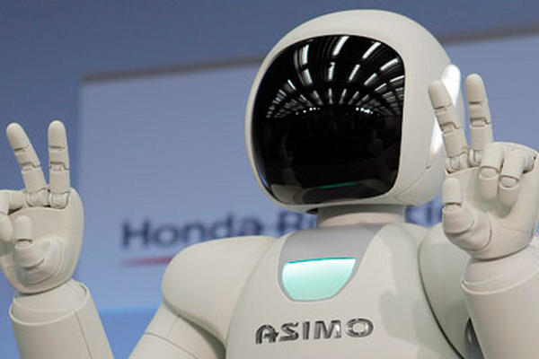 El robot "Asimo" utiliza un lenguaje de signos japoneses puede saltar en un pie, vierte una bebida y hasta casi "pensar" por sí mismo. (Foto Prensa Libre: AP)