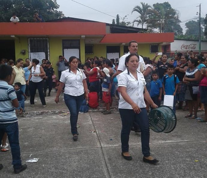 Durante la salida, los maestros fueron abucheados y tuvieron que ser custodiados por agentes de la PNC. (Foto Prensa Libre: Cristian Icó)