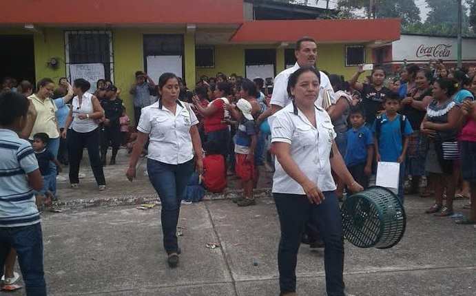 Durante la salida, los maestros fueron abucheados y tuvieron que ser custodiados por agentes de la PNC. (Foto Prensa Libre: Cristian Icó)