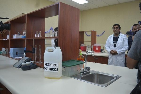 Autoridades de  Salud  de Sololá muestran las instalaciones del laboratorio de análisis de agua para consumo humano. (Foto Prensa Libre: Édgar Sáenz)