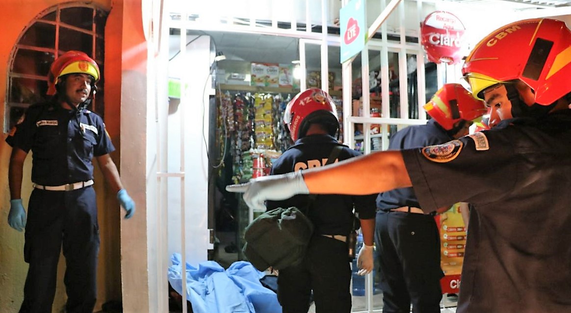 Un joven que atendía una tienda en la zona 8 fue muerto a balazos en el interior del negocio. (Foto Prensa Libre: CBM)