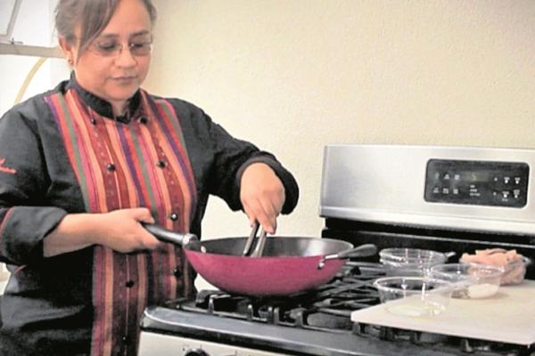 La chef Carina Grajeda de Sandoval prepara un práctico platillo con ingredientes guatemaltecos. (Foto Prensa Libre: Byron Aragón)