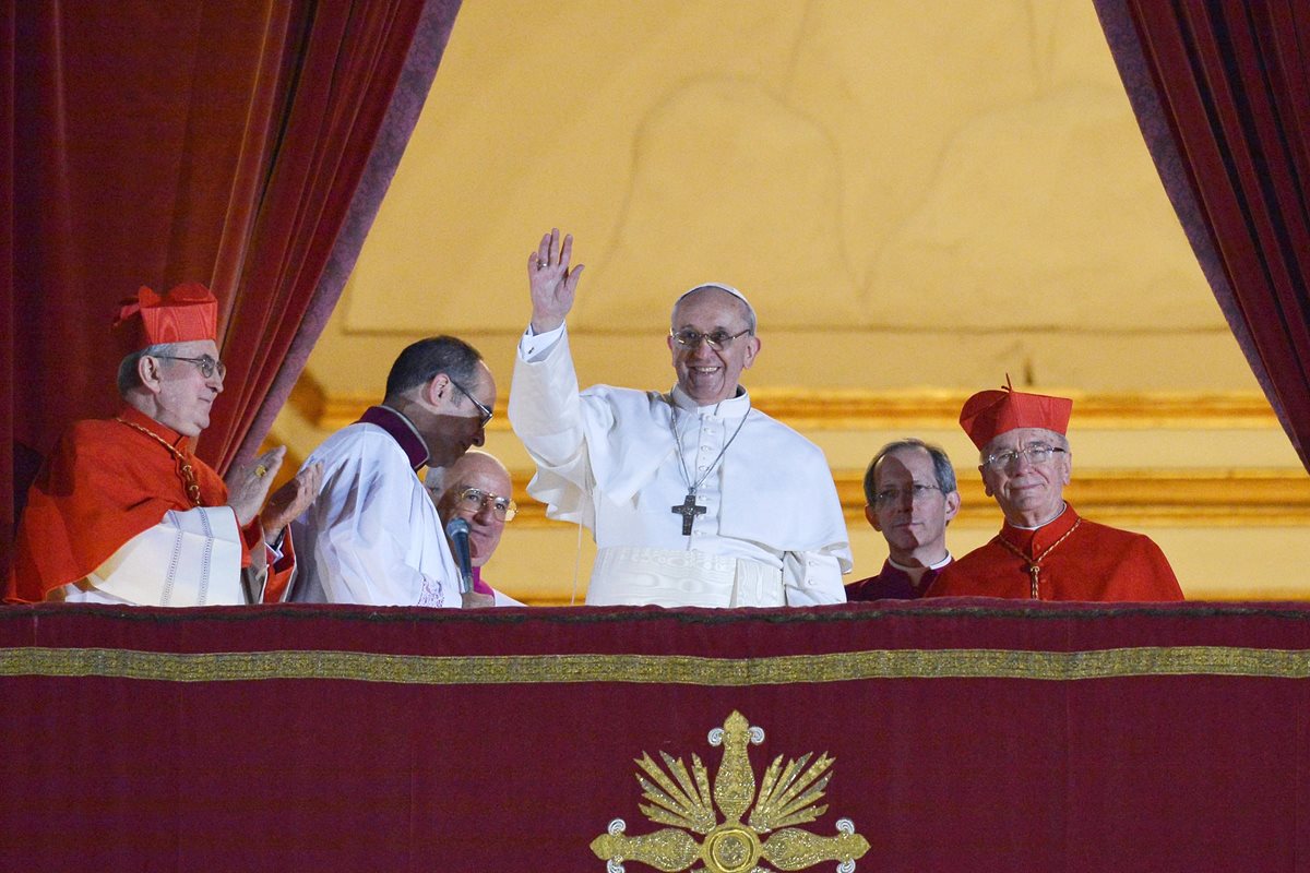 El nuevo papa, Francisco, saluda por primera vez desde el balcón de la Basílica de San Pedro. (Foto: AFP)