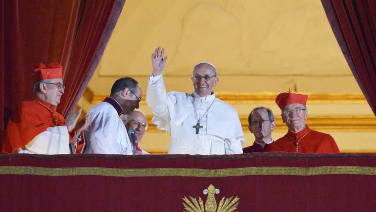 El nuevo papa, Francisco, saluda por primera vez desde el balcón de la Basílica de San Pedro. (Foto: AFP)