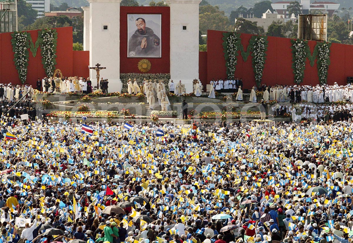 El Papa Juan Pablo II canonizó al Hermano Pedro en 2002. (Foto Prensa Libre: Hemeroteca)