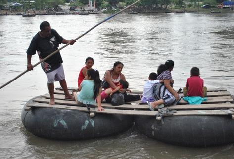 En el río Suchiate,  a diario cruzan    personas sin documentación alguna.