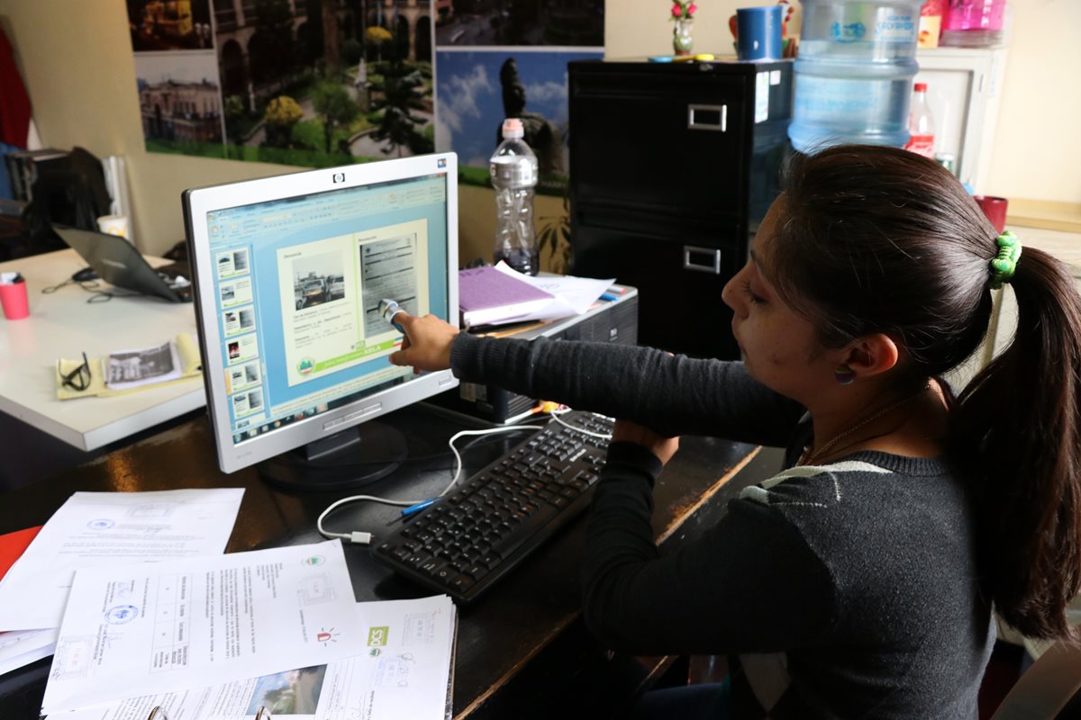 Al resolverse una denuncia, la comuna de Xela  publica la información en las redes sociales y en su sitio web,  para que los vecinos se enteren del seguimiento que se ha dado. (Fotro Prensa Libre; María José Longo)