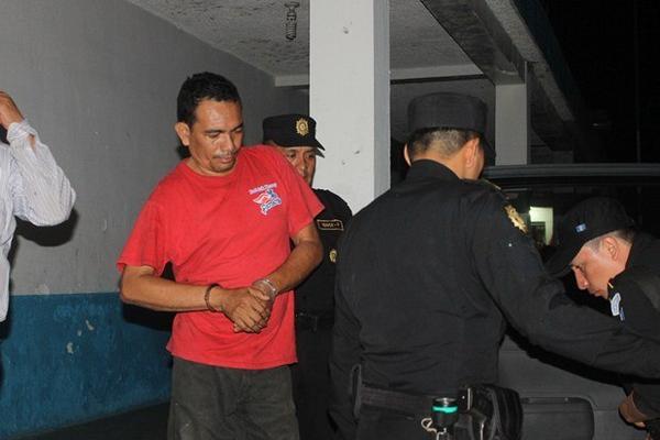 Fabián de La Cruz Cermeño, uno de los dos sindicados del robo de gasolina, ingresa a la Subestación de Masagua. (Foto Prensa Libre: Enrique Paredes)