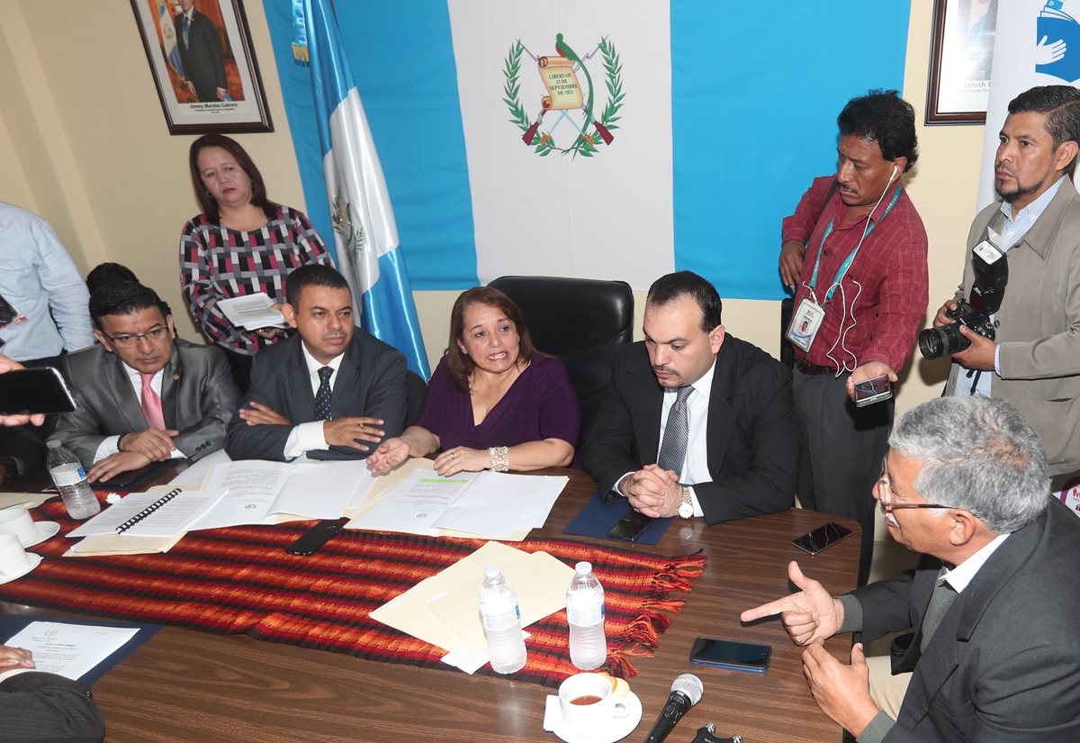 La Comisión de Deportes del Congreso de la República sostuvo una reunión con dirigentes de la Fedefut y de la CDAG, hoy jueves 15 de marzo de 2018, para seguir conociendo la iniciativa 5421 y tratar de que la Fifa le levante la sanción a Guatemala (Foto Prensa Libre: Francisco Sánchez)