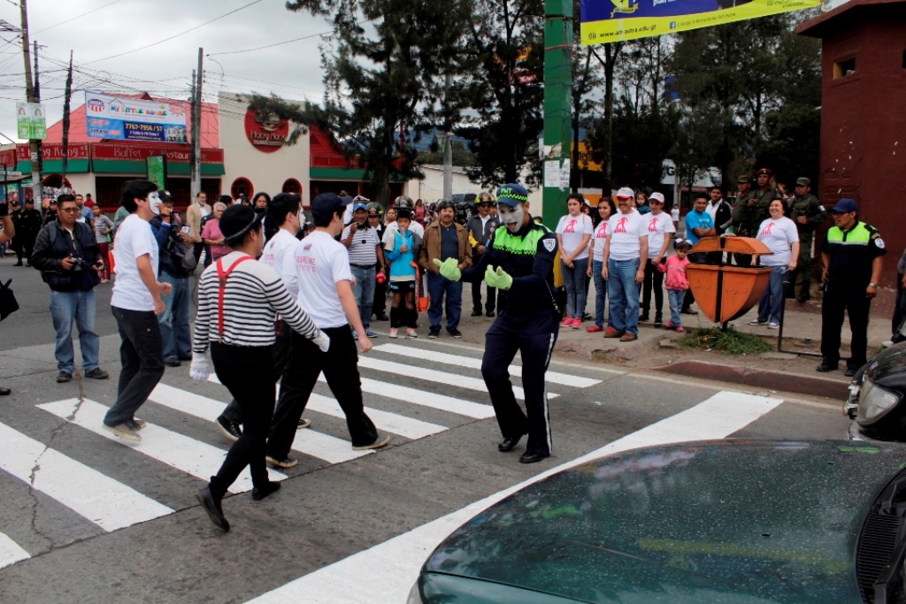 Mimos muestran a conductores y peatones a utilizar correctamente los pasos peatonales, en Xela. (Foto Prensa Libre: María José Longo)