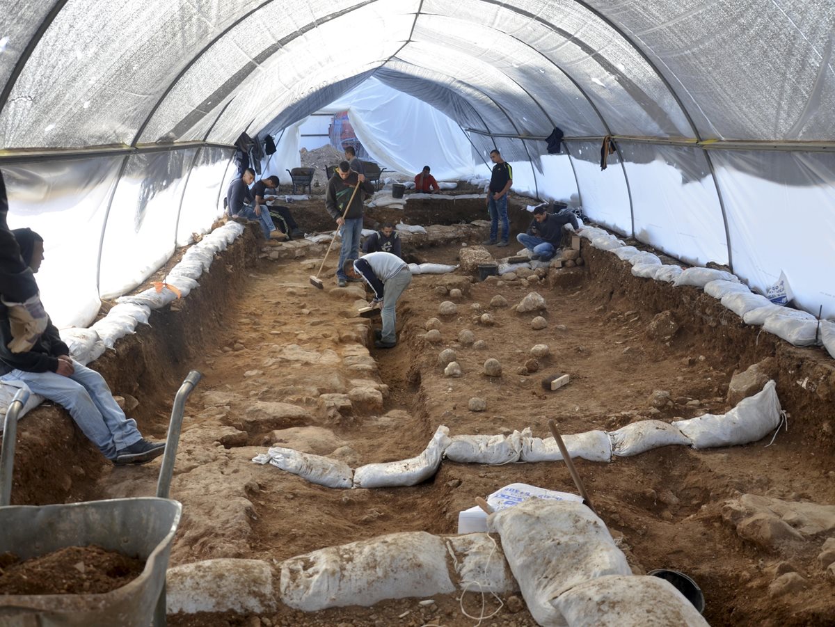 Arqueólogos trabajan en el lugar del hallazgo, al oeste de Jerusalén. (Foto Prensa Libre: EFE)