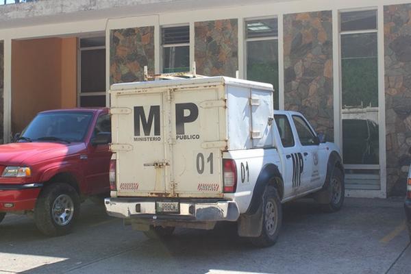 La unidad en la que fue trasladado el cadáver de Pedro Caz, frente a la sede del Inacif de Cobán. (Martín Tax)<br _mce_bogus="1"/>