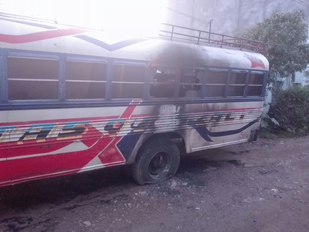 El bus quemado se encontraba en la vía pública, en Ciudad Quetzal, San Juan Sacatepéquez. (Foto Prensa Libre: Cortesía)