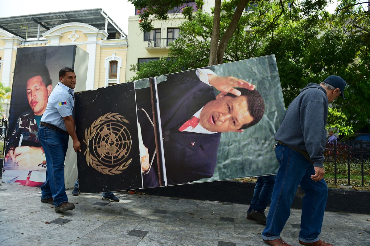 Varias imágenes alusivas al chavismo fueron retiradas del Parlamento este miércoles. (Foto Prensa Libre: AFP).