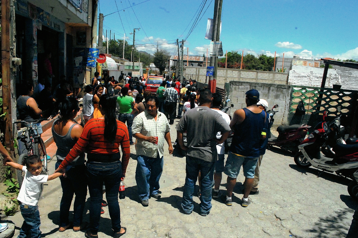 Vecinos de  Sanarate, El Progreso, salieron de sus viviendas cuando el trabajador de una telefonía cayó de un poste y murió. (Foto Prensa libre: Hugo Oliva)