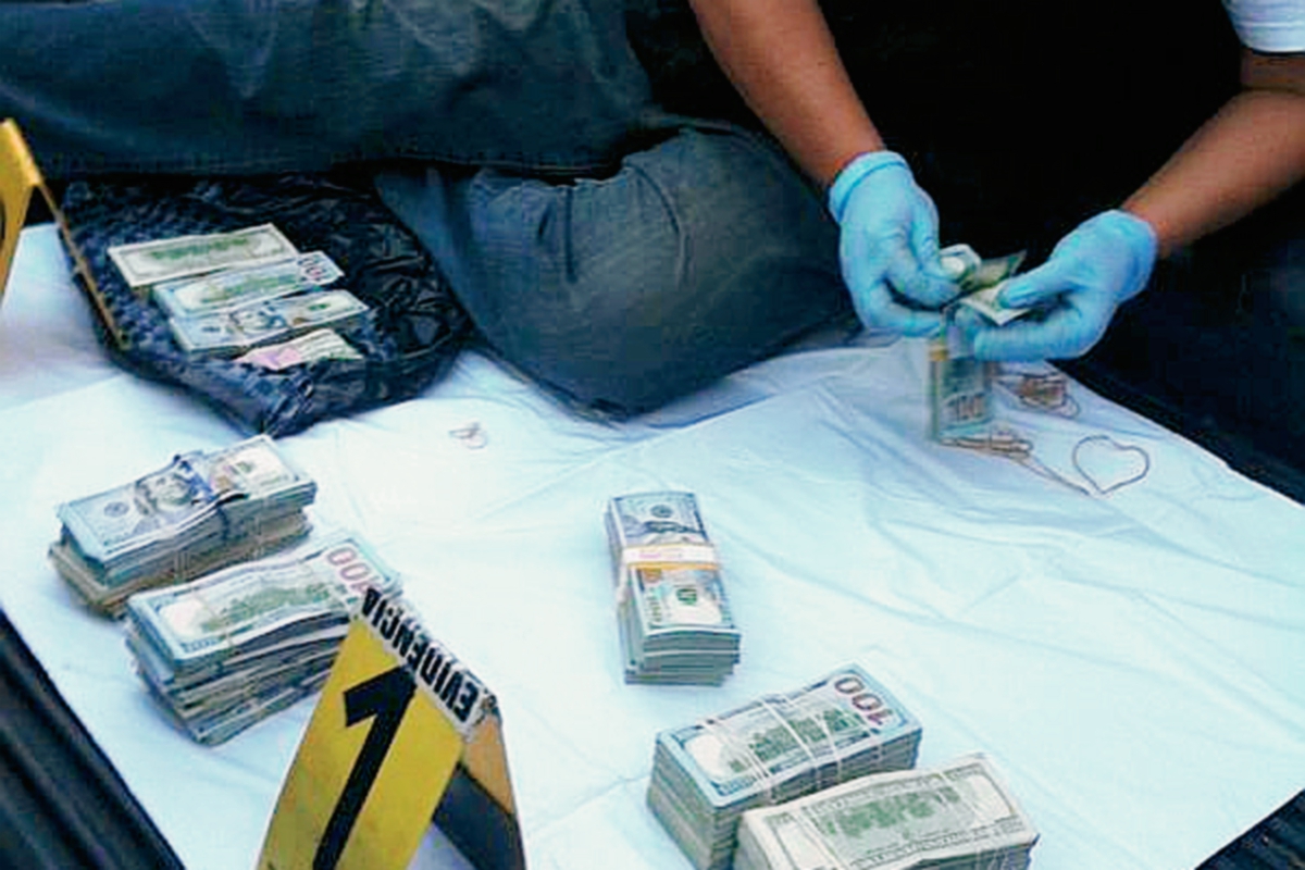 Dinero incautado en carretera a El Salvador por la Fiscalía contra el Lavado de Dinero. (Foto Prensa Libre: MP)