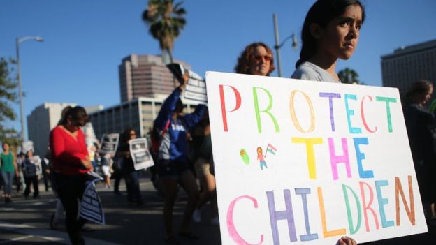 Según ACLU, cientos de niños inmigrantes continúan separados de sus padres. (Getty Images)