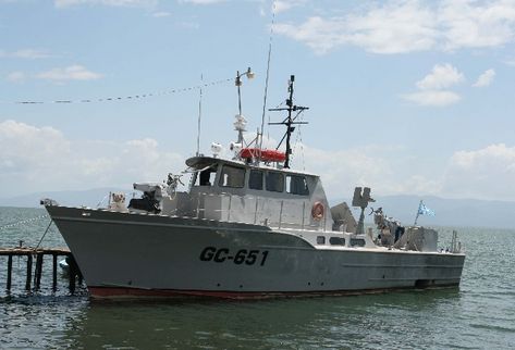 Vista del lago de Izabal frente al casco urbano de El Estor.
