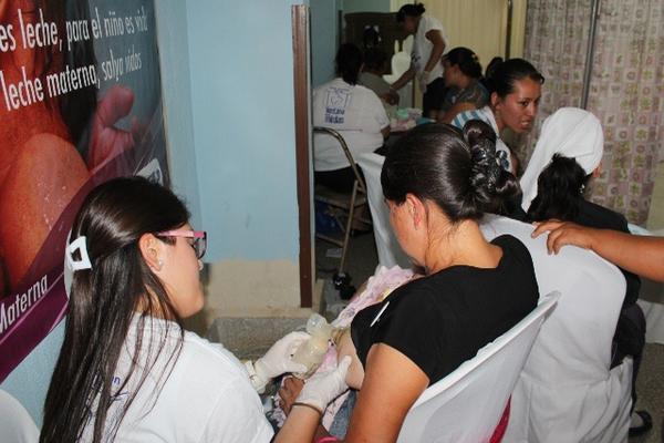 Madre dona leche materna para la reserva del Hospital Regional de Cuilapa. (Foto Prensa Libre: Oswaldo Cardona)