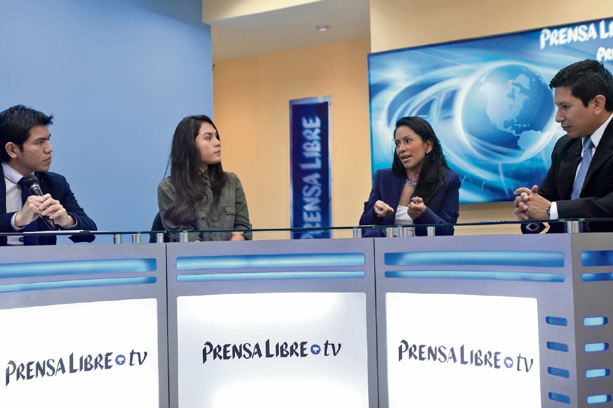 Nicolle Méndez y Karina García —al centro— conversan con los periodistas Áxel Vicente y Álex Rojas, de Prensa Libre.