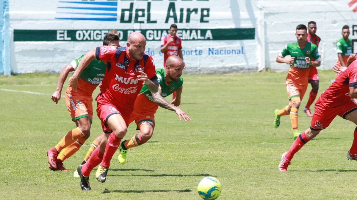 Pablo Mingorance en los últimos minutos tuvo en sus pies el gol del triunfo, pero lo falló. (Foto Prensa Libre: Cristian Soto)