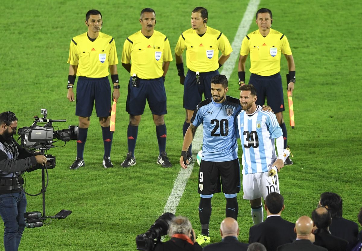 Luis Suárez y Lionel Messi posan para las cámaras antes del juego entre Uruguay y Argentina. (Foto Prensa Libre: AFP)