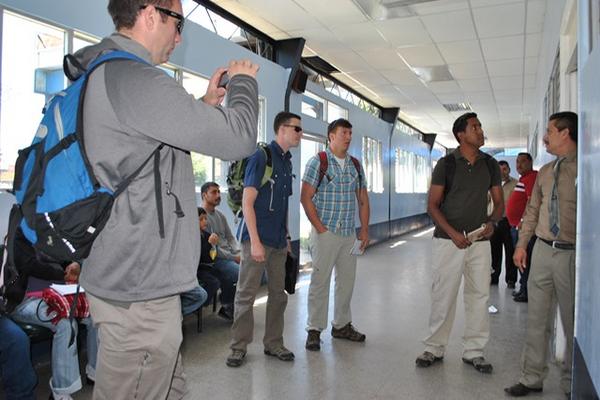 Misión de la Embajada de Estados Unidos verifica daños causados por sismo al Hospital Nacional de San Marcos. (Foto Prensa Libre: Aroldo Marroquín)