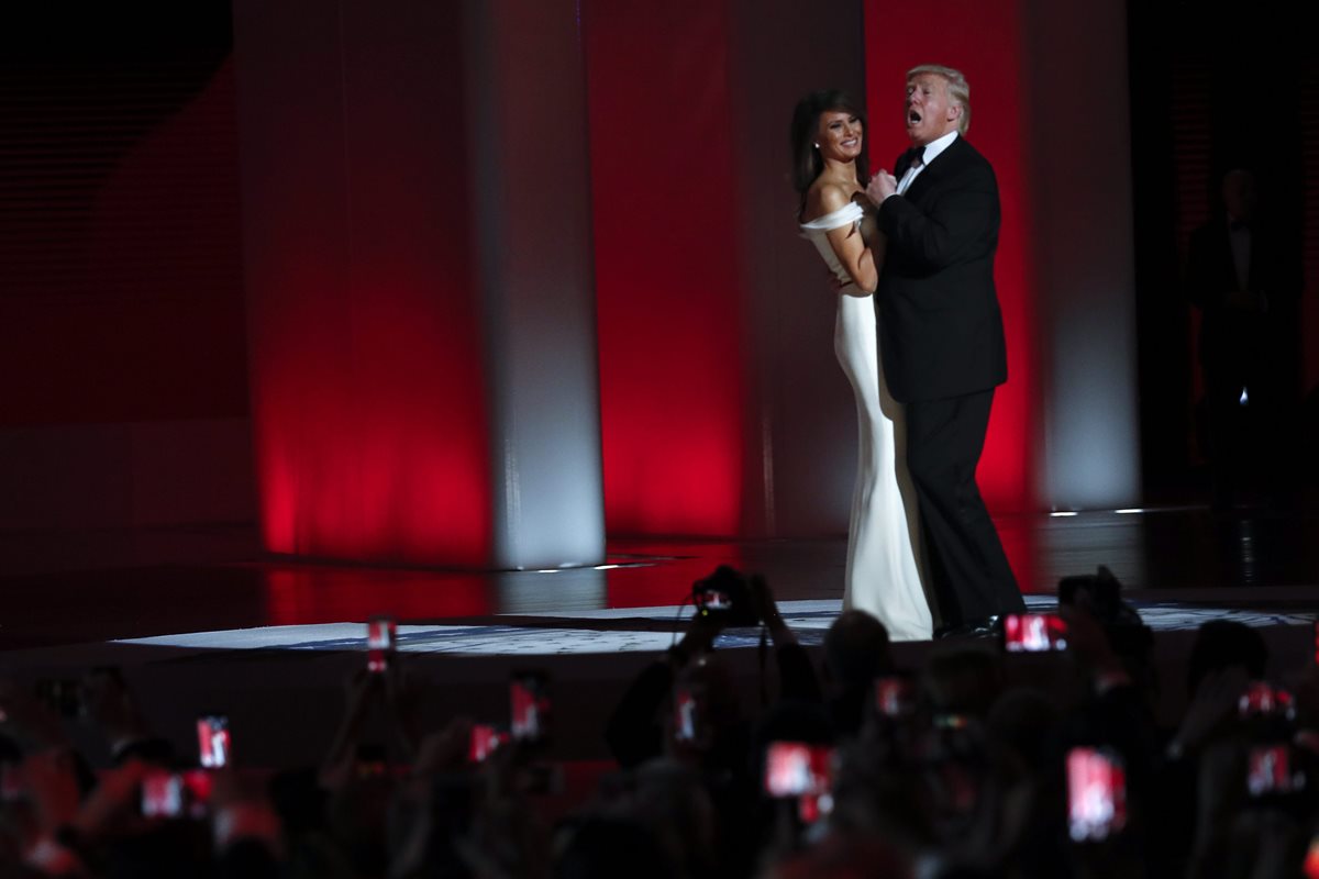 Melania Trump se luce en gala de baile con un vestido de Carolina Herrera