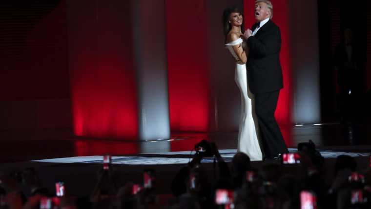 La pareja Trump celebra con el tradicional baile, la presidencial. (Foto Prensa Libre: AP)